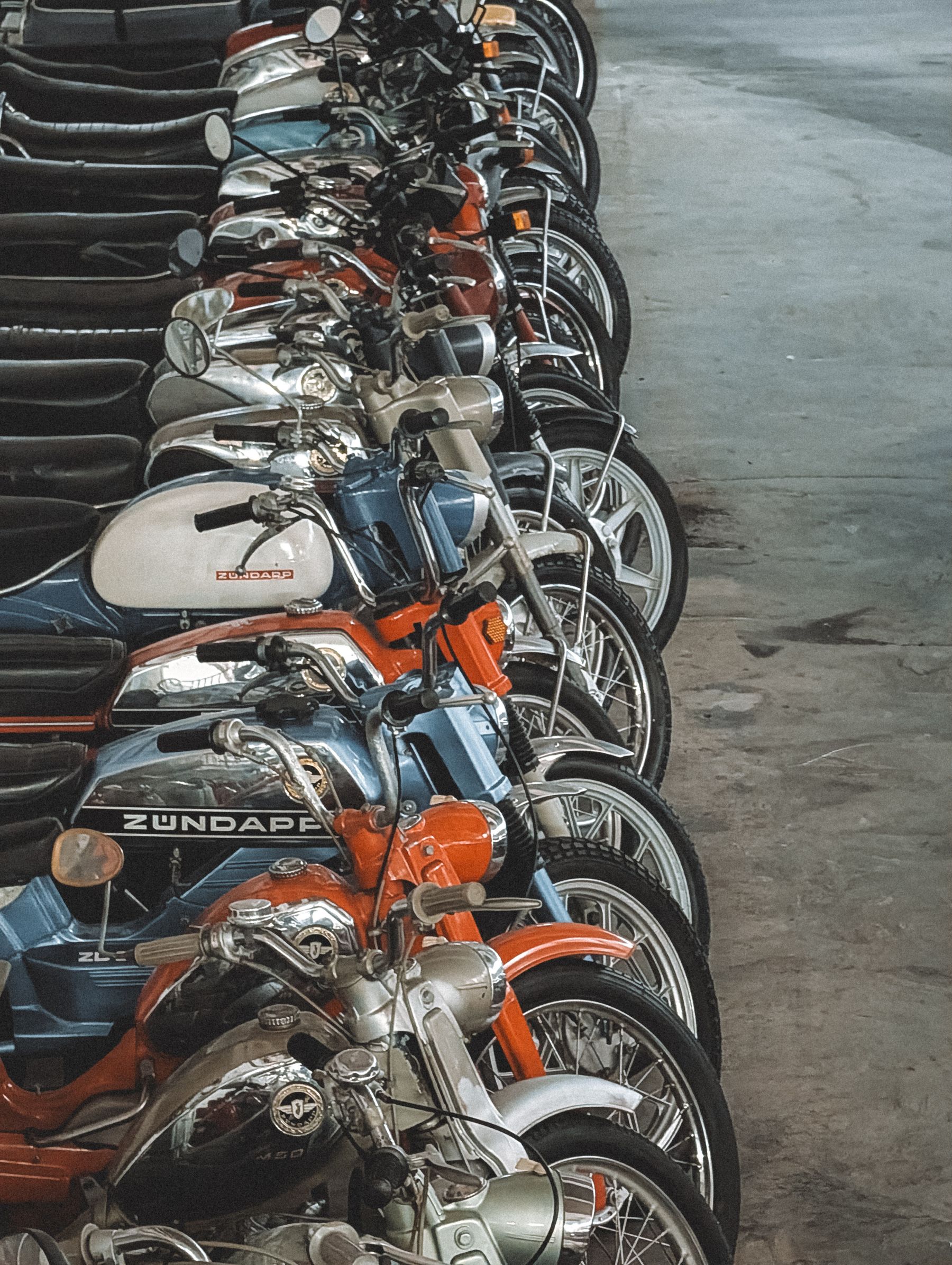 Frota de motos estacionadas em fileira para uso corporativo